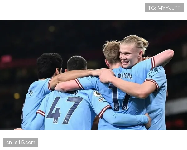 更衣室一幕：失利后，瓜迪奥拉长时间与哈兰德、德布劳内进行交流